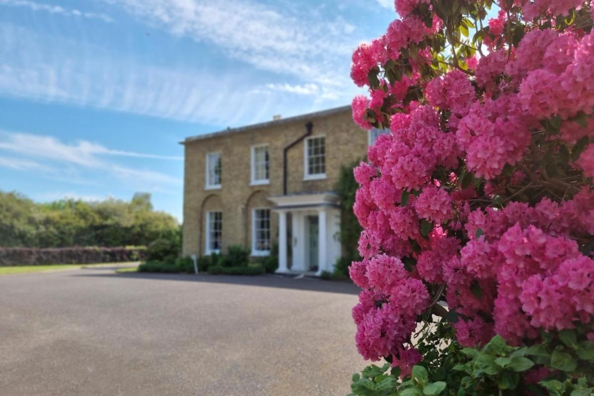 Отель Hadlow Manor Экстерьер фото